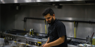 SE REQUIERE AYUDANTE DE COCINA Y MOZOS PARA JORNADA DE TIEMPO COMPLETO