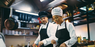 SE SOLICITA AYUDANTE DE COCINA CON O SIN EXPERIENCIA (HORARIOS ROTATIVOS)