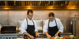 SE REQUIERE AYUDANTE DE COCINA PARA TRABAJAR LOS FINES DE SEMANA