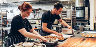 SE SOLICITA AYUDANTE DE COCINA PARA JORNADA DE TIEMPO COMPLETO Y MEDIO TIEMPO
