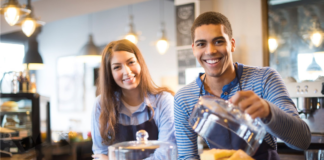 SE SOLICITA AYUDANTE DE CAFETERÍA PARA PREPARACIÓN DE BEBIDAS, DISPONIBILIDAD DE HORARIOS
