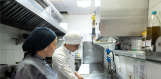 SE SOLICITA AYUDANTES DE COCINA PARA PREPARACIÓN DE PLATOS ESPECIFICOS Y ORDEN DE COCINA
