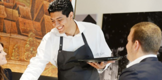 SE SOLICITA SALONERO PARA ATENCIÓN AL CLIENTE Y ASEO DE MESAS EN RESTAURANTE