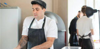 SE SOLICITA COCINERO CON DISPONIBILIDAD DE HORARIOS ROTATIVOS