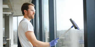 SE SOLICITA TRABAJADOR DE LIMPIEZA DE VENTANAS Y ÁREAS COMUNES