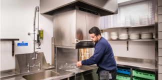 SE SOLICITA FRIEGAPLATOS DE TIEMPO COMPLETO PARA ASEO DE UTENSILIOS EN COCINA