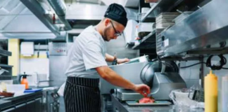 SE SOLICITA AYUDANTE DE COCINA PARA PREPARACIÓN DE ADEREZOS Y ALIMENTOS EN GENERAL