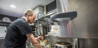 SE SOLICITA LAVAPLATOS PARA DESINFECCIÓN Y ALMACENAMIENTO DE UTENSILIOS EN RESTAURANTE