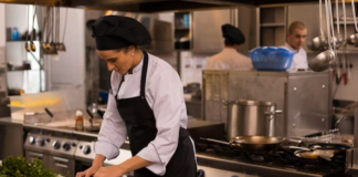 SE REQUIERE AYUDANTE DE COCINA PARA JORNADA DE MEDIO TIEMPO