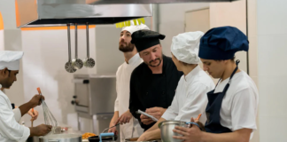 SE REQUIERE AYUDANTE DE COCINA TEMPORAL PARA PREPARACIÓN DE MENÚS