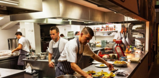 SE SOLICITA AYUDANTE DE COCINA CON O SIN EXPERIENCIA (TURNO MAÑANA)