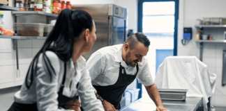 SE REQUIERE FRIEGAPLATOS PARA MANTENIMIENTO Y ORDEN DE COCINA