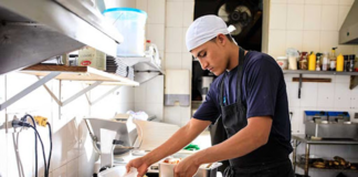 SE REQUIERE COCINERO PARA PREPARACIÓN DE ALIMENTOS Y ASEO DE UTENSILIOS EN COCINA