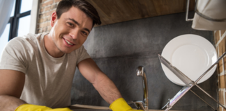 SE REQUIERE FRIEGAPLATOS PARA ASEO GENERAL DE COCINA (TIEMPO COMPLETO)