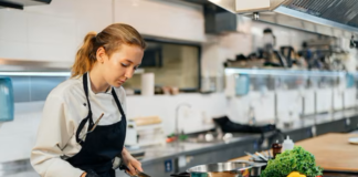 SE REQUIERE AYUDANTE DE COCINA PARA PREPARACIÓN DE ENSALADAS Y OTROS ALIMENTOS
