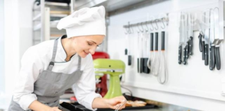 SE SOLICITA AYUDANTE DE COCINA EVENTUAL (TIEMPO COMPLETO)