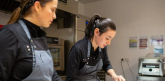 SE SOLICITA AYUDANTE DE COCINA CON DISPONIBILIDAD HORARIA (TIEMPO COMPLETO)