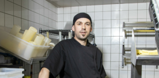 SE SOLICITA LAVAPLATOS DE MEDIO TIEMPO PARA LABORES GENERALES DE COCINA
