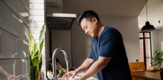 SE REQUIERE PILERO PARA ASEO DE MESAS Y UTENSILIOS DE COCINA (HOMBRE Y/O MUJER)