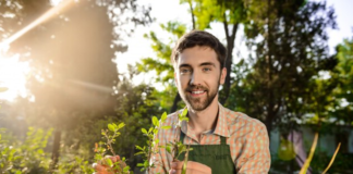 SE REQUIERE JARDINERO HOMBRE Y/O MUJER PARA RIEGO Y MANTENIMIENTO DE PLANTAS