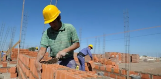 SE SOLICITA AYUDANTE DE CONSTRUCCIÓN PARA APILADO Y MEZCLA DE MATERIALES