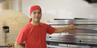 SE REQUIERE AYUDANTE DE COCINA PARA ELABORACIÓN DE MASA EN PIZZERÍA (MÍNIMA EXPERIENCIA)