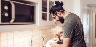 SE SOLICITA FRIEGAPLATOS PARA ASEO DE UTENSILIOS EN COCINA (TIEMPO COMPLETO)