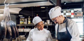 SE REQUIERE AYUDANTE DE COCINA PARA PREPARACIÓN DE COMIDAS Y LABORES GENERALES