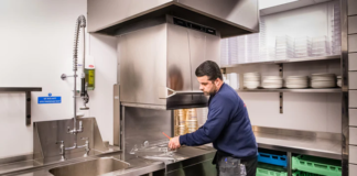 SE SOLICITA FRIEGAPLATOS CON DISPONIBILIDAD LOS FINES DE SEMANA