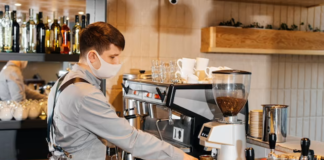 SE REQUIERE AYUDANTE DE CAFETERÍA PARA ATENCIÓN AL CLIENTE EN RESTAURANTE DE CENTRO COMERCIAL