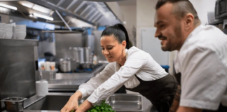 SE REQUIERE COCINERO PARA PREPARACIÓN DE MENÚS EN RESTAURANTE (CON O SIN EXPERIENCIA)