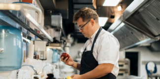 SE SOLICITA AYUDANTE DE COCINA DE MEDIO TIEMPO PARA PREPARACIÓN DE MENUS