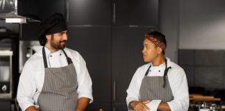 SE REQUIERE AYUDANTE DE COCINA CON DISPONIBILIDAD HORARIA (TIEMPO COMPLETO)