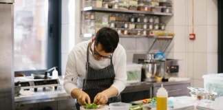 SE REQUIERE AYUDANTE DE COCINA HOMBRE Y/O MUJER PARA LABORES GENERALES