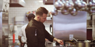 SE REQUIERE AYUDANTE DE COCINA PARA RESTAURANTE (TIEMPO COMPLETO)