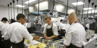 SE SOLICITA AYUDANTE DE COCINA PARA CONTROL DE ALIMENTOS Y ASEO DE UTENSILIOS