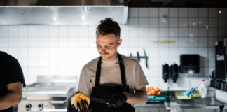 SE SOLICITA AYUDANTE DE COCINA PARA ASISITIR EN LA PREPARACIÓN DE ALIMENTOS (CON O SIN EXPERIENCIA)