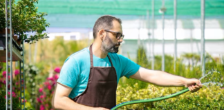 SE SOLICITA JARDINERO PARA RIEGO DE FLORES Y MANTENIMIENTO DE TERRENOS