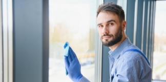 SE SOLICITA LIMPIADOR DE VENTANAS INTERIORES Y EXTERIORES