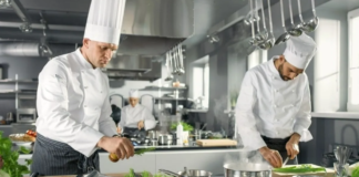 SE REQUIERE AYUDANTE DE COCINA PARA PREPARACIÓN DE ENSALADAS Y MONTAJE DE PLATOS