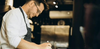 SE SOLICITA AYUDANTE DE COCINA PARA PREPARACIÓN Y ELABORACIÓN DE PLATOS