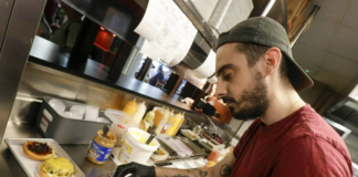 SE REQUIERE COCINERO PARA PREPARACIÓN DE HAMBURGUESAS EN RESTAURANTE