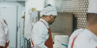 SE REQUIERE AYUDANTE DE COCINA PARA PREPARACIÓN DE SALSAS Y CONTROL DE PEDIDOS