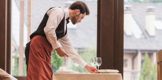 SE SOLICITA MOZO PARA ATENCIÓN AL CLIENTE EN JORNADA COMPLETA (HOMBRE Y/O MUJER)
