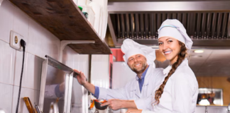 SE SOLICITA AYUDANTE DE COCINA DE MEDIO TIEMPO PARA PREPARACIÓN DE MENÚS