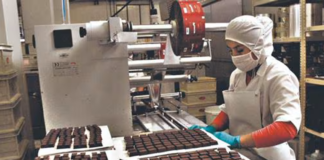 SE REQUIERE TRABAJADOR DE PRODUCCIÓN PARA EMPAQUE DE CHOCOLATE EN CAJAS
