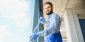 SE SOLICITA AYUDANTE DE LIMPIEZA PARA ASEO DE VENTANAS, PAREDES Y TECHOS