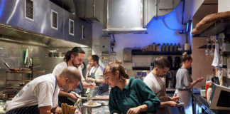 SE REQUIERE COCINERO PARA PREPARACIÓN DE MENÚS (DISPONIBILIDAD HORARIA)