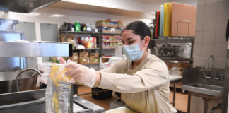 SE SOLICITA AYUDANTE DE COCINA PARA PREPARACIÓN DE ALIMENTOS (HORARIOS ROTATIVOS)
