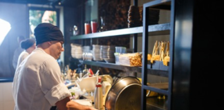 SE SOLICITA AYUDANTE DE COCINA PARA PREPARACIÓN DE ALIMENTOS Y BEBIDAS